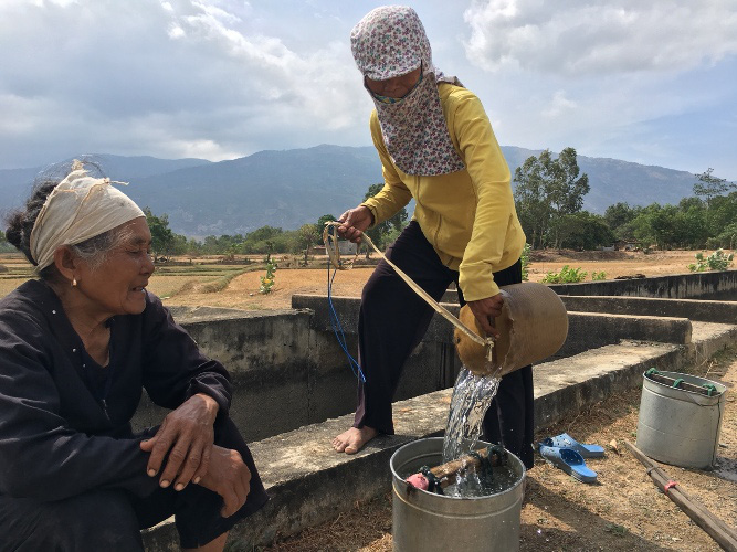 Ninh Thuận: Nắng như rang, dân khổ sở tìm nước uống cho dê, bò - Ảnh 3.