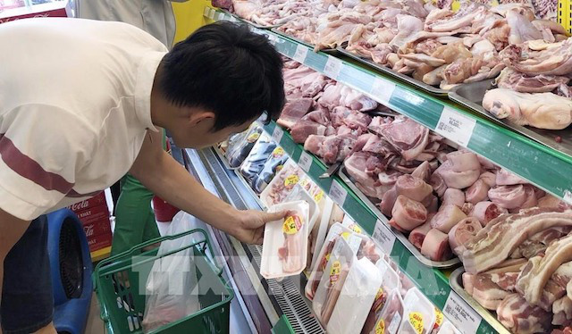 TP HCM: Giá thịt lợn trong nước bắt đầu giảm, rút ngắn chênh lệch với hàng nhập khẩu - Ảnh 1.