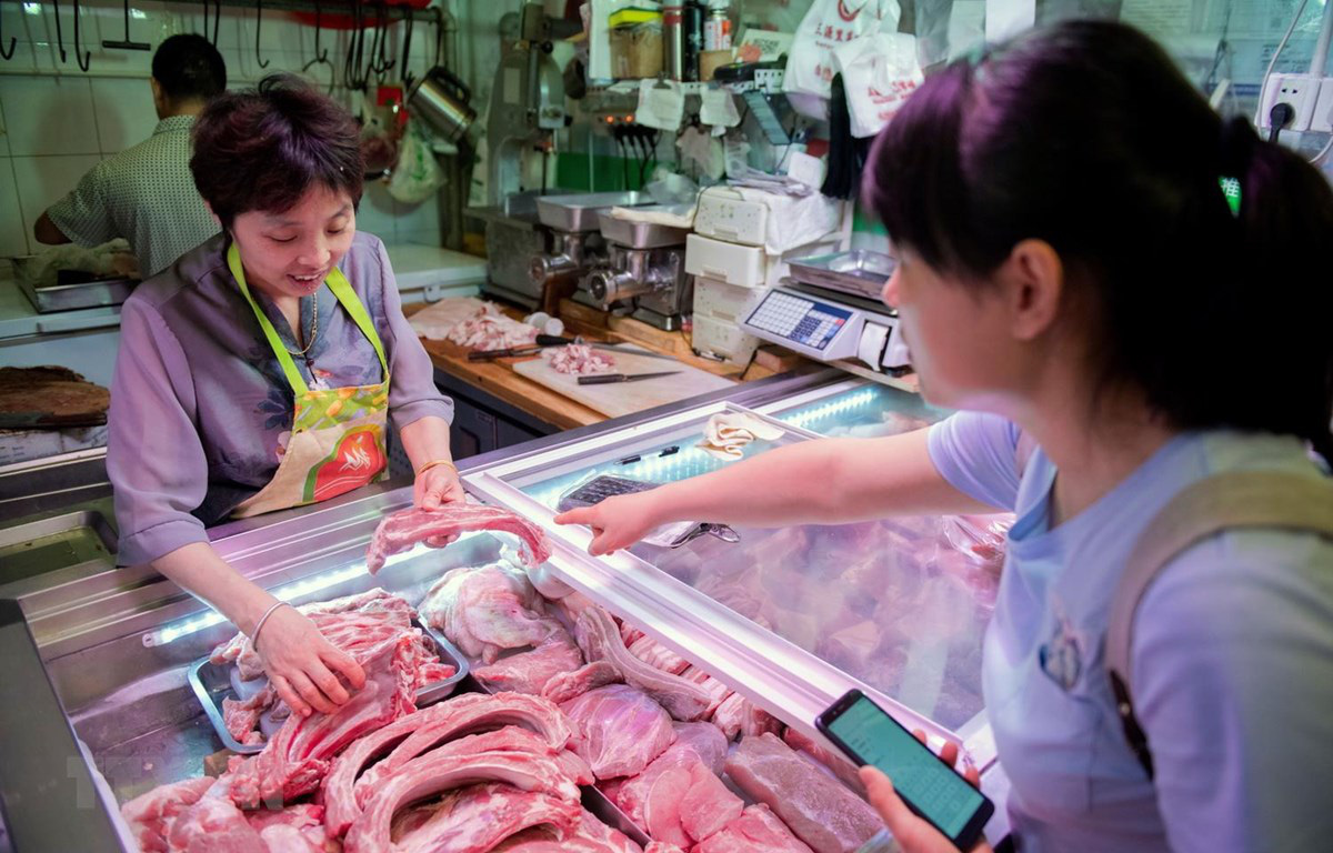 Giá heo hơi hôm nay 7/4: Trung Quốc đề xuất nuôi lợn ở nước ngoài do thiếu thịt - Ảnh 1.