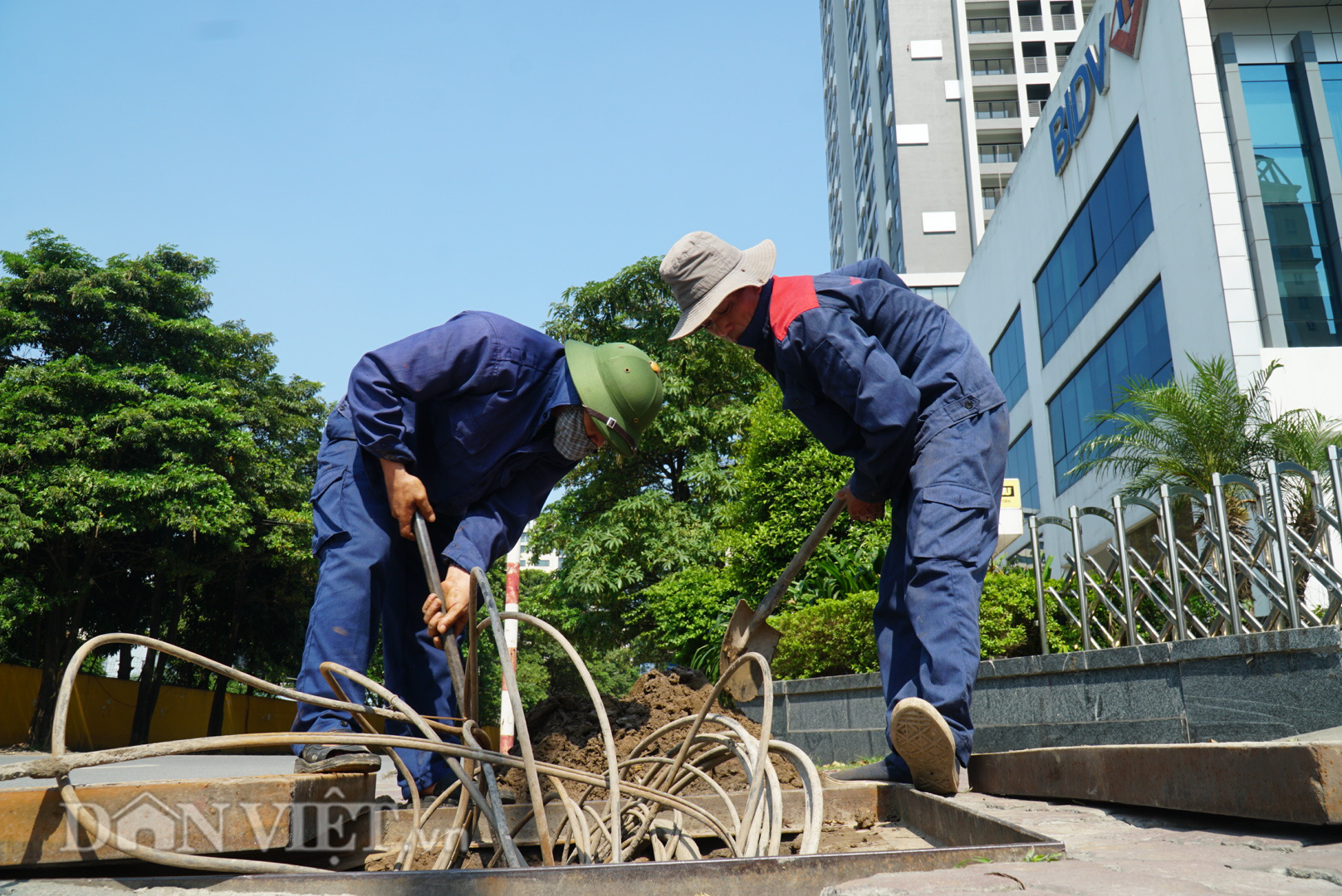 Người lao động vất vả dưới cái nắng đầu hạ - Ảnh 11.