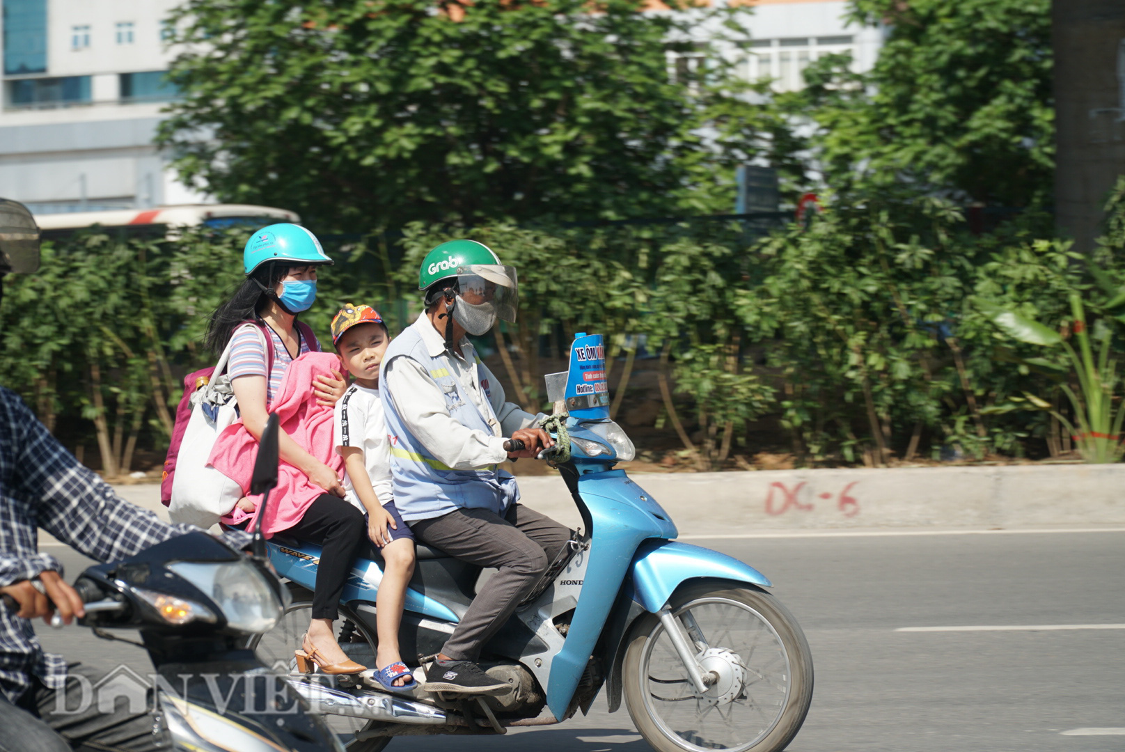 Người lao động vất vả dưới cái nắng đầu hạ - Ảnh 4.