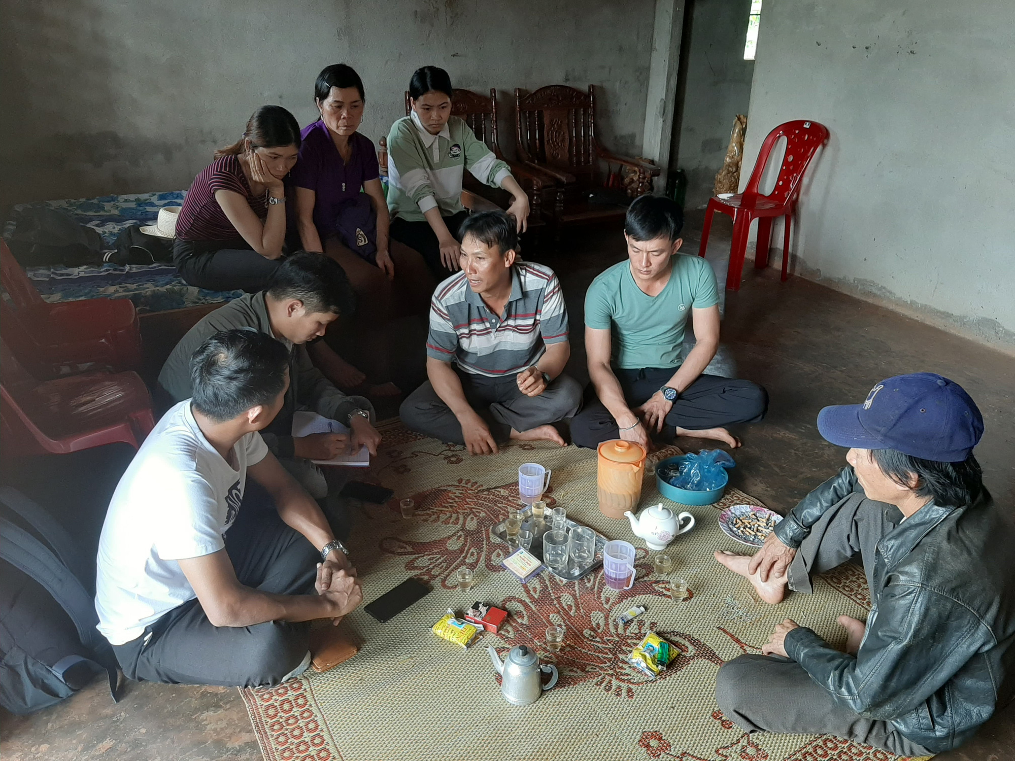 Vụ thi thể trong xe cháy: Người nhà nạn nhân chờ đợi trong nước mắt - Ảnh 1.