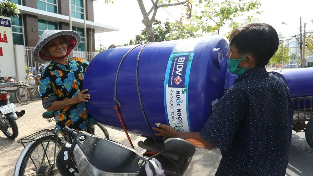 BIDV triển khai trao tặng 13.300 bồn chứa nước và 39 máy lọc nước ủng hộ đồng bào tại 5 tỉnh khu vực ĐBSCL - Ảnh 1.