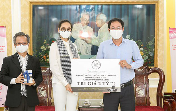 Chân dài được siêu xe của “vua cà phê” đưa đón là ai? - Ảnh 1.