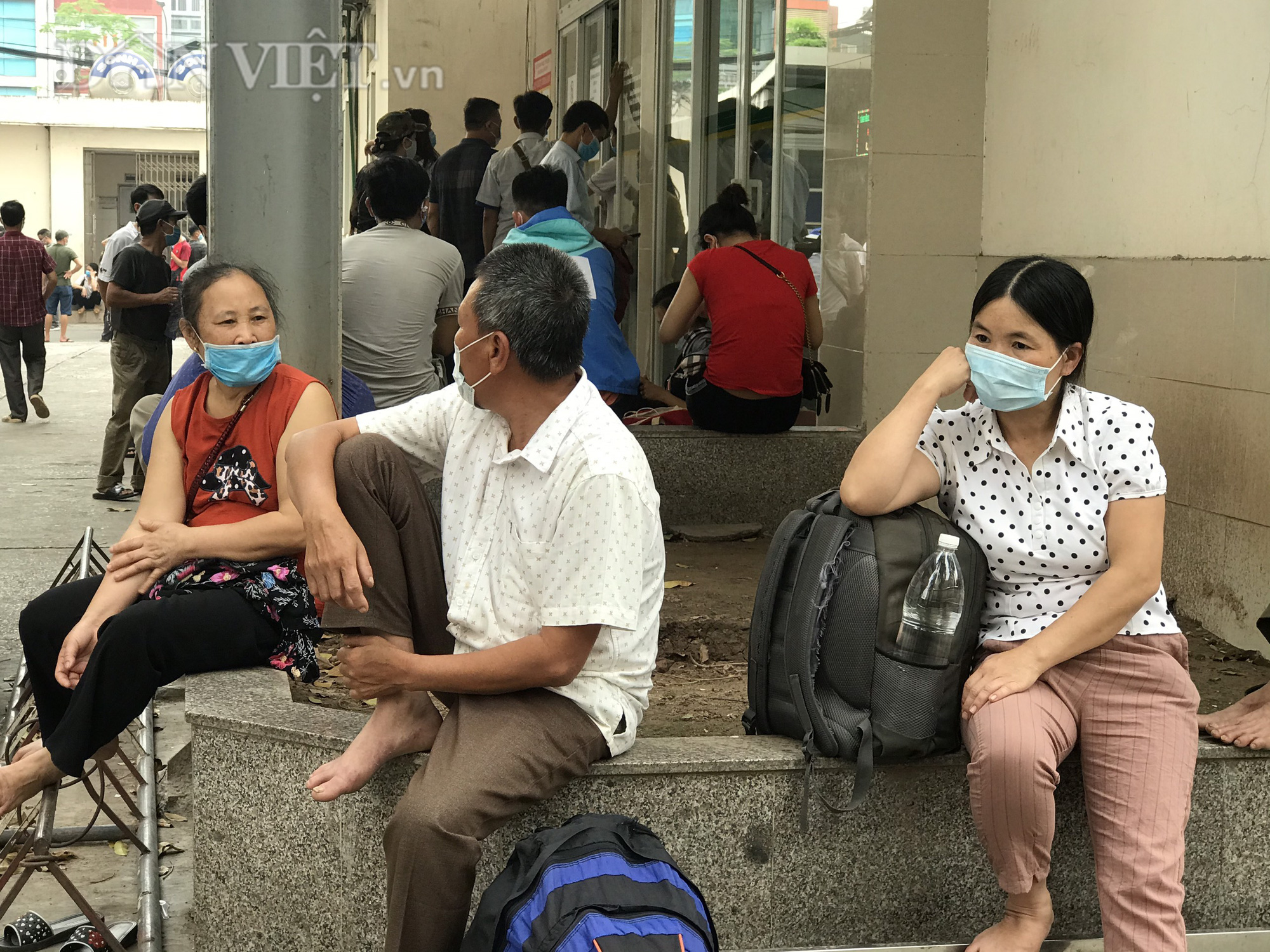 Bệnh viện Bạch Mai tấp nập ngày trở lại khám chữa bệnh - Ảnh 17.