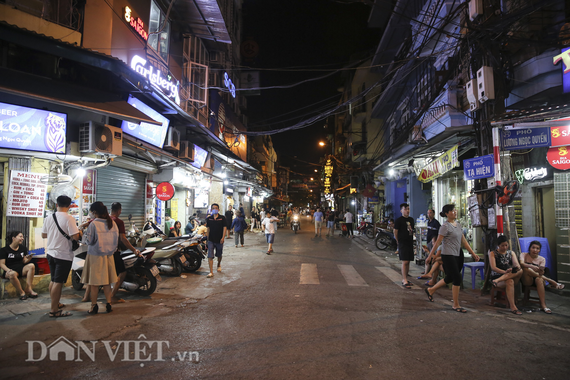 Hầu hết các hàng quán ở xung quanh phố Tạ Hiện đều trong tình trạng vắng khách, nhân viên ngồi chơi.