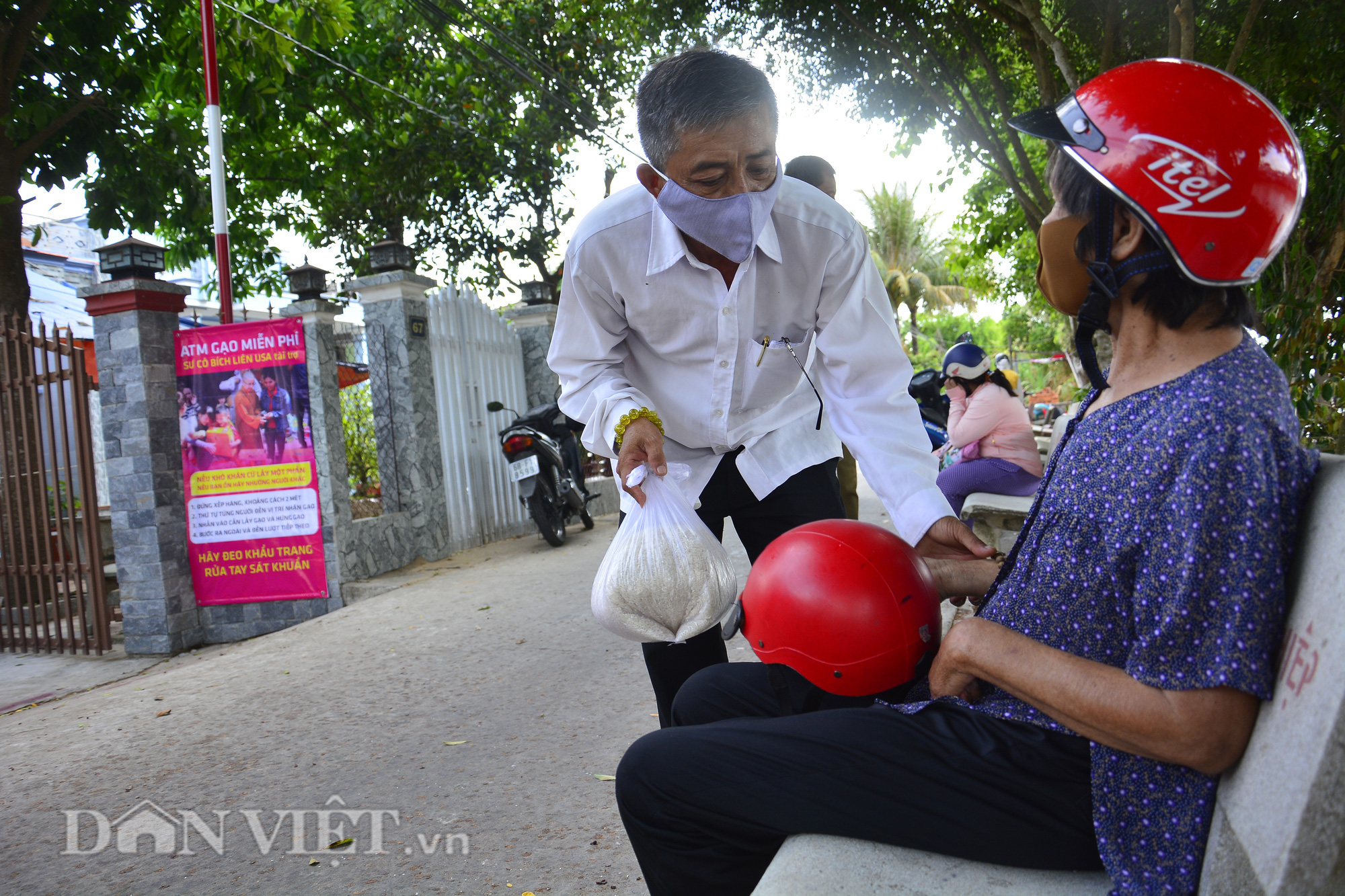 Kiên Giang: “ATM gạo” về vùng nông thôn, dân nghèo đỡ khổ - Ảnh 6.