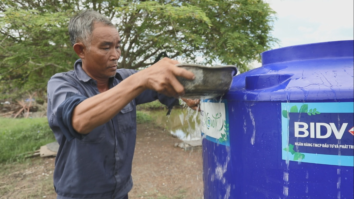 BIDV triển khai trao tặng 13.300 bồn chứa nước và 39 máy lọc nước ủng hộ đồng bào tại 5 tỉnh khu vực ĐBSCL - Ảnh 5.