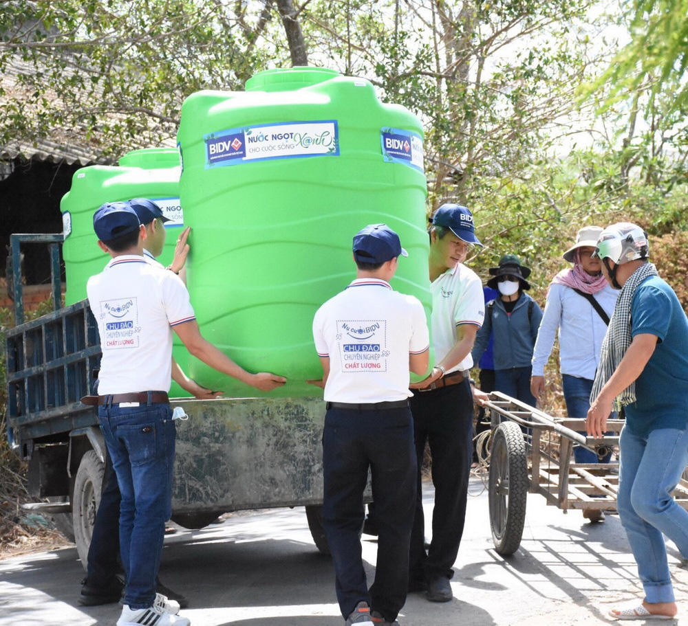 BIDV triển khai trao tặng 13.300 bồn chứa nước và 39 máy lọc nước ủng hộ đồng bào tại 5 tỉnh khu vực ĐBSCL - Ảnh 3.