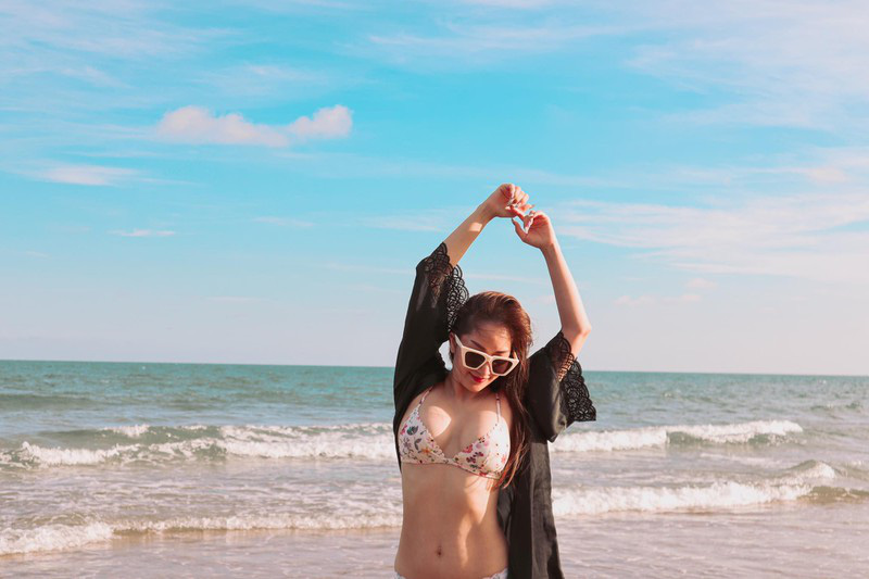 Tuổi U40, Khánh Thi vẫn mặc bikini đẹp hút mắt khiến Phan Hiển đắm đuối không rời - Ảnh 3.