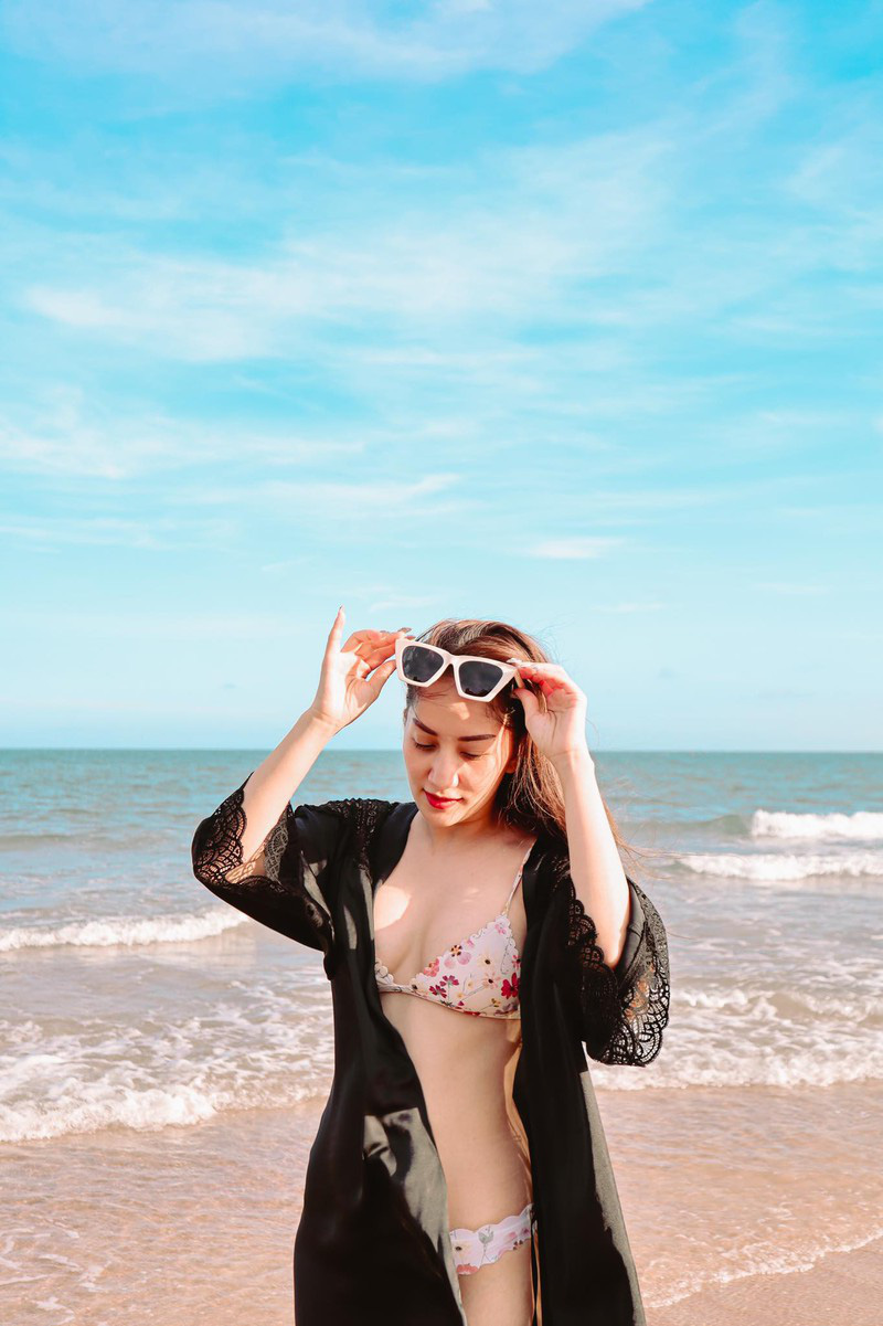Tuổi U40, Khánh Thi vẫn mặc bikini đẹp hút mắt khiến Phan Hiển đắm đuối không rời - Ảnh 1.