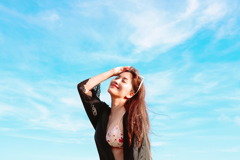 Tuổi U40, Khánh Thi vẫn mặc bikini đẹp hút mắt khiến Phan Hiển đắm đuối không rời - Ảnh 4.