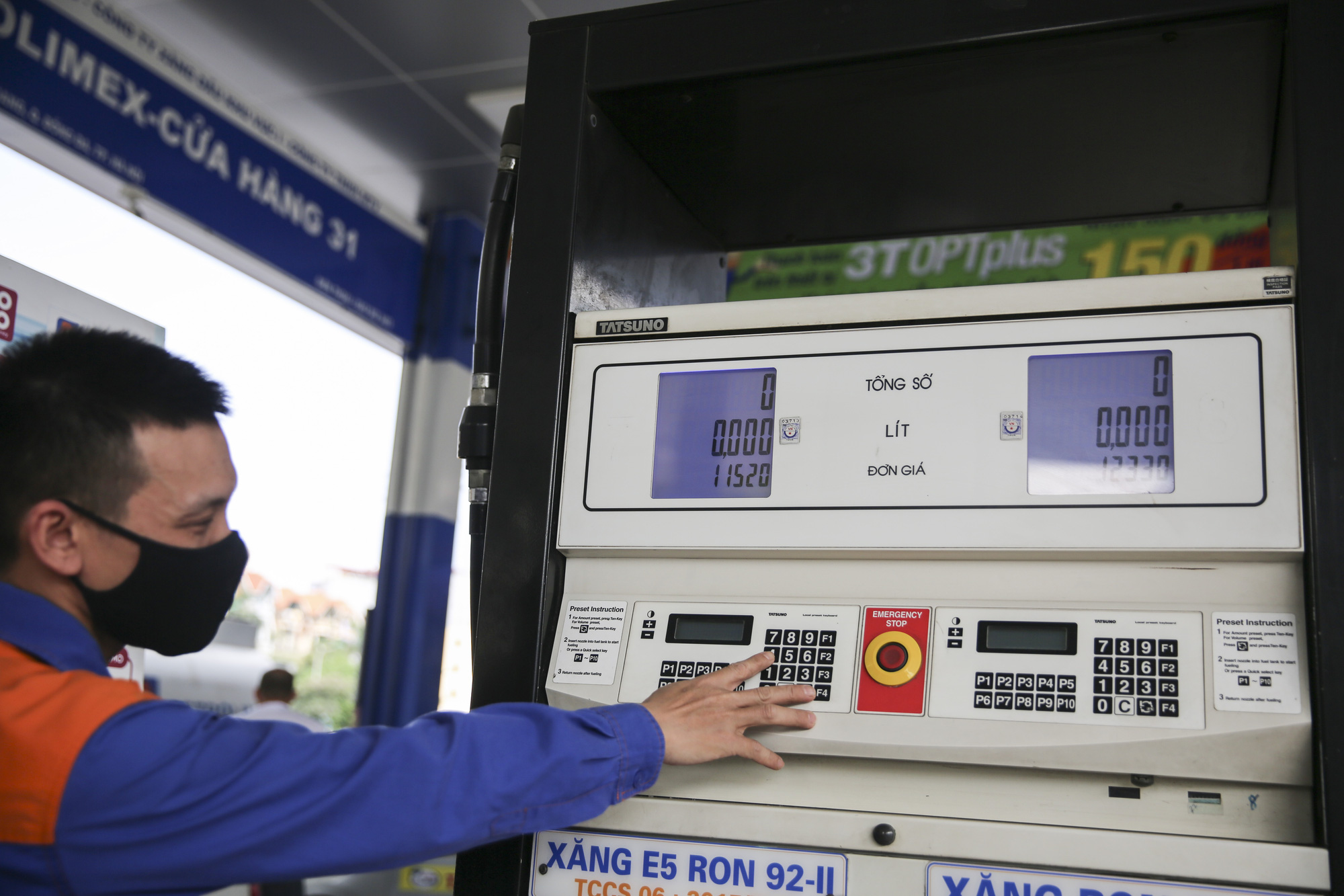 Trước giờ điều chỉnh giá, ô tô xếp hàng chờ đổ xăng tại Hà Nội - Ảnh 7.