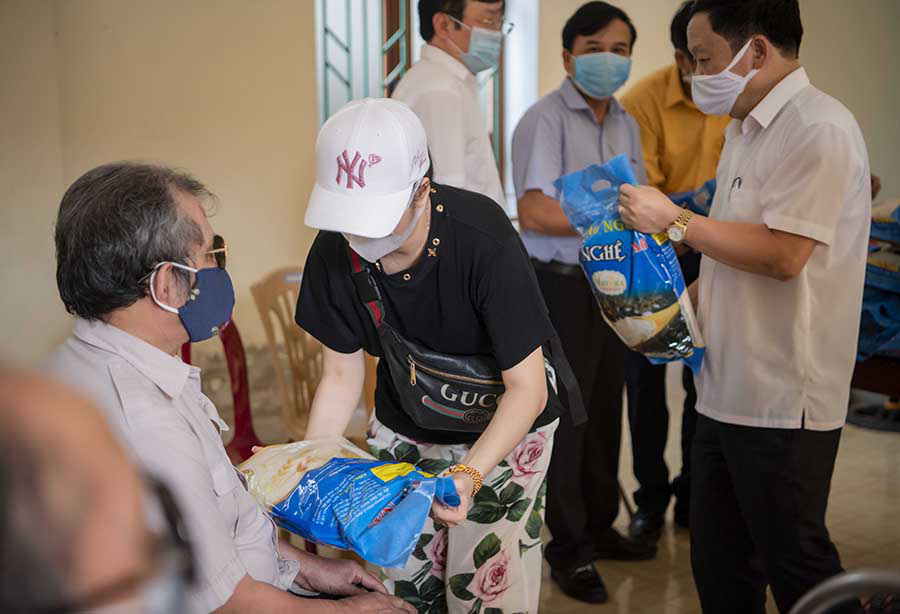 Ca sĩ Đinh Hiền Anh chi gần 1 tỷ làm từ thiện suốt dịch nCoV  - Ảnh 4.