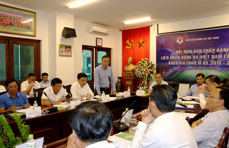 Phó Chủ tịch thường trực VFF Trần Quốc Tuấn phát biểu tại Hội nghị BCH VFF sáng nay.