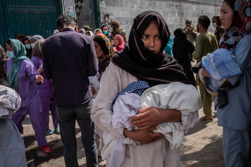 Em bé chưa có tên đã dính đầy máu mẹ - ngày kinh hoàng ở Afghanistan - Ảnh 2.