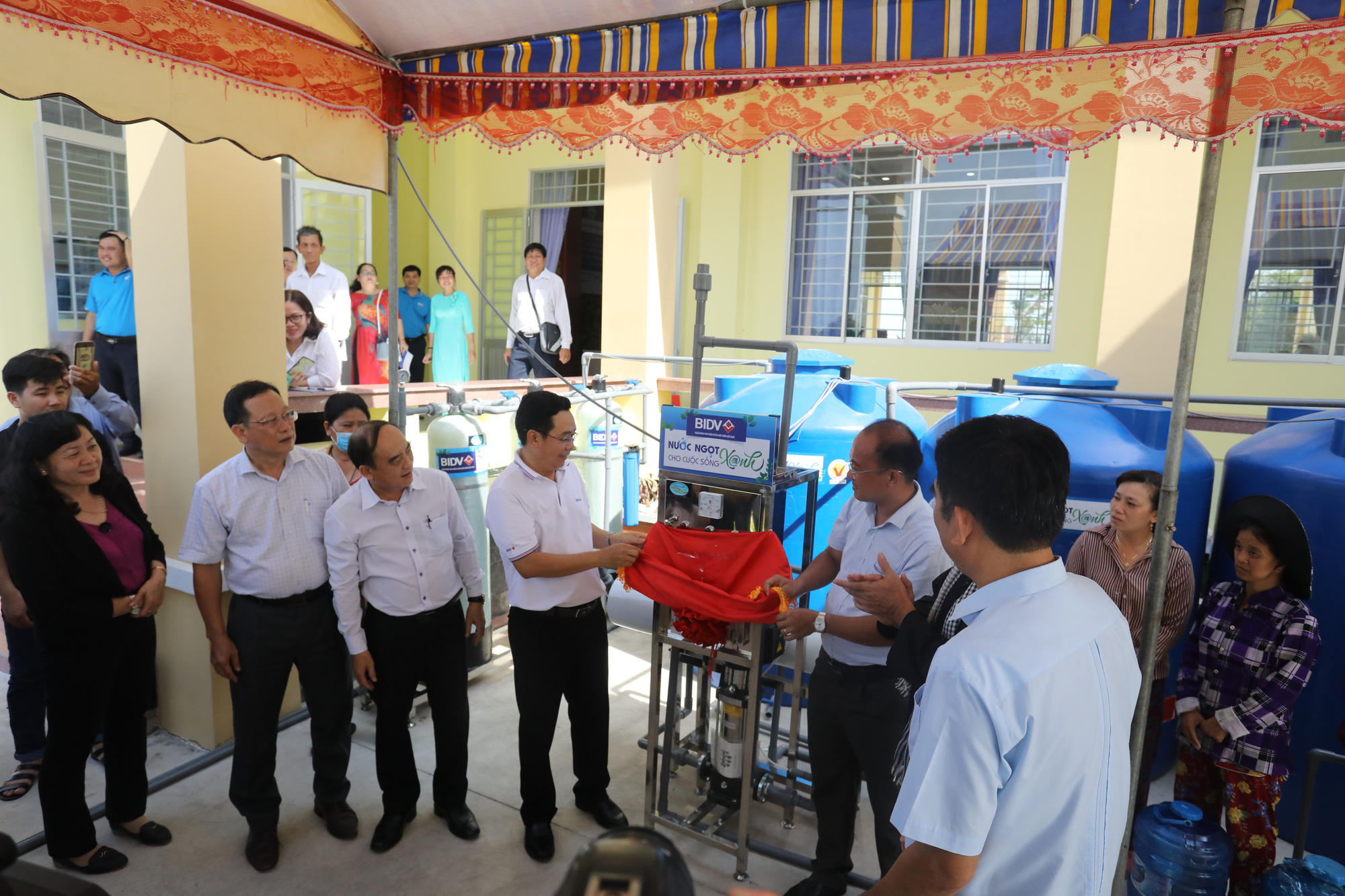 Người dân vui mừng khi nhận được bồn và máy lọc nước của BIDV - Ảnh 3.