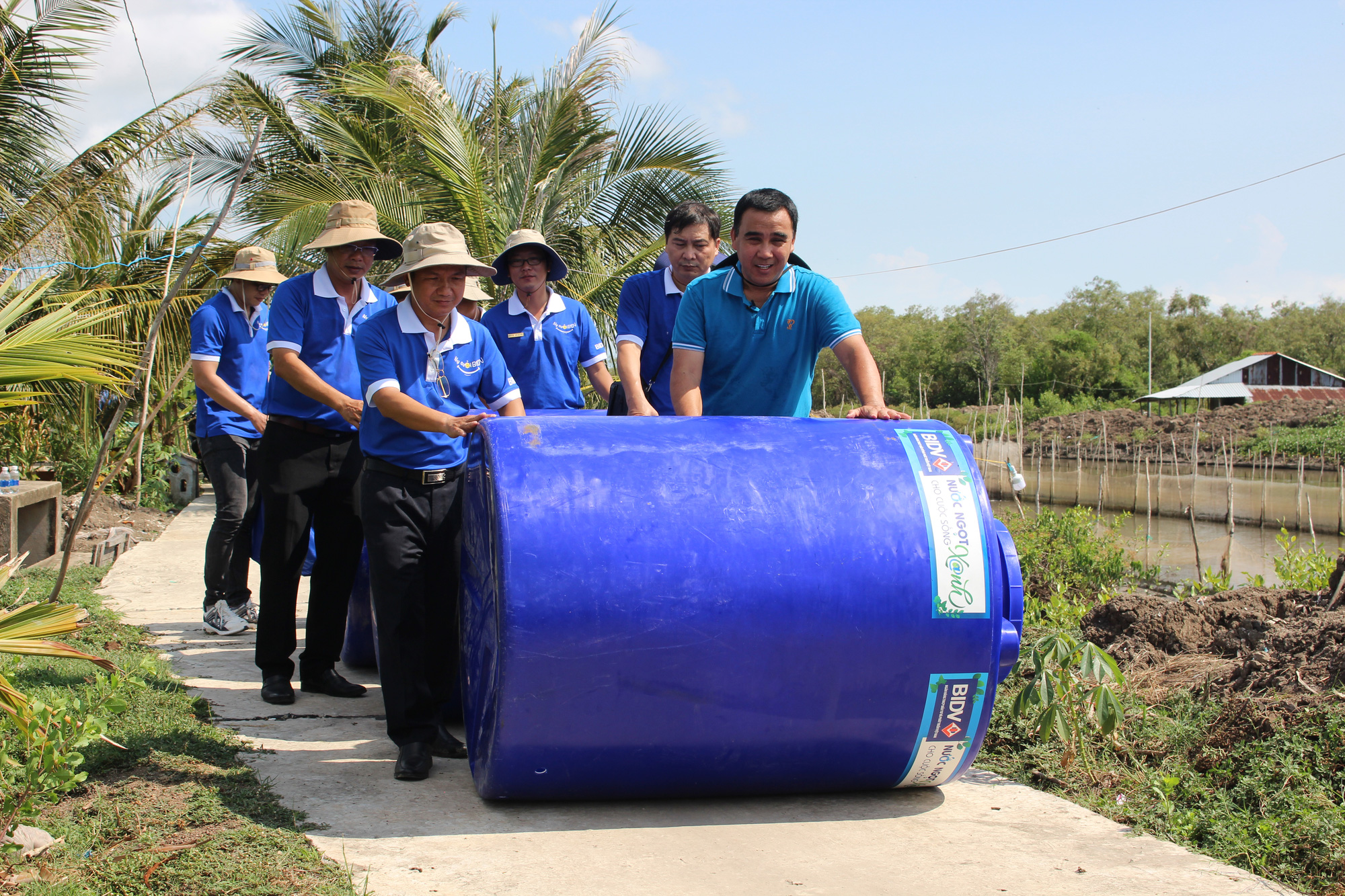 Người dân vui mừng khi nhận được bồn và máy lọc nước của BIDV - Ảnh 5.