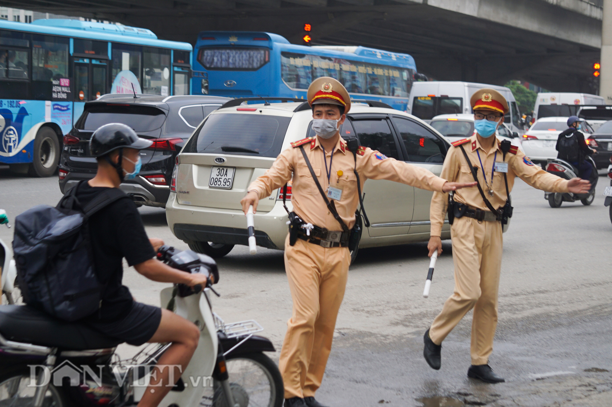 CSGT Hà Nội bắt đầu ra quân tổng kiểm soát các phương tiện đường bộ - Ảnh 2.