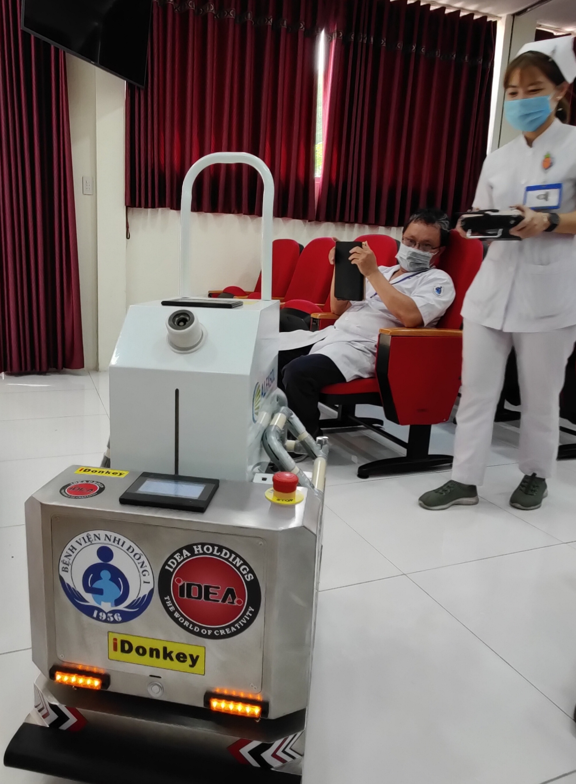 Bệnh viện Nhi Đồng 1 được tặng robot đa năng - Ảnh 1.
