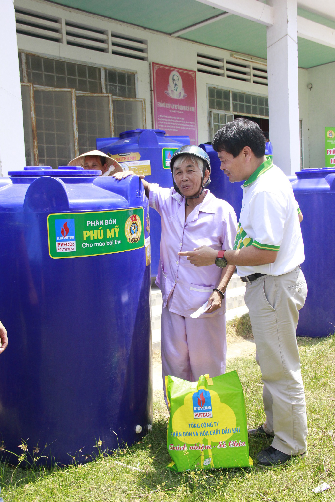 Công đoàn PVFCCo tặng bồn nước cho người dân vùng hạn mặn Bến Tre - Ảnh 2.