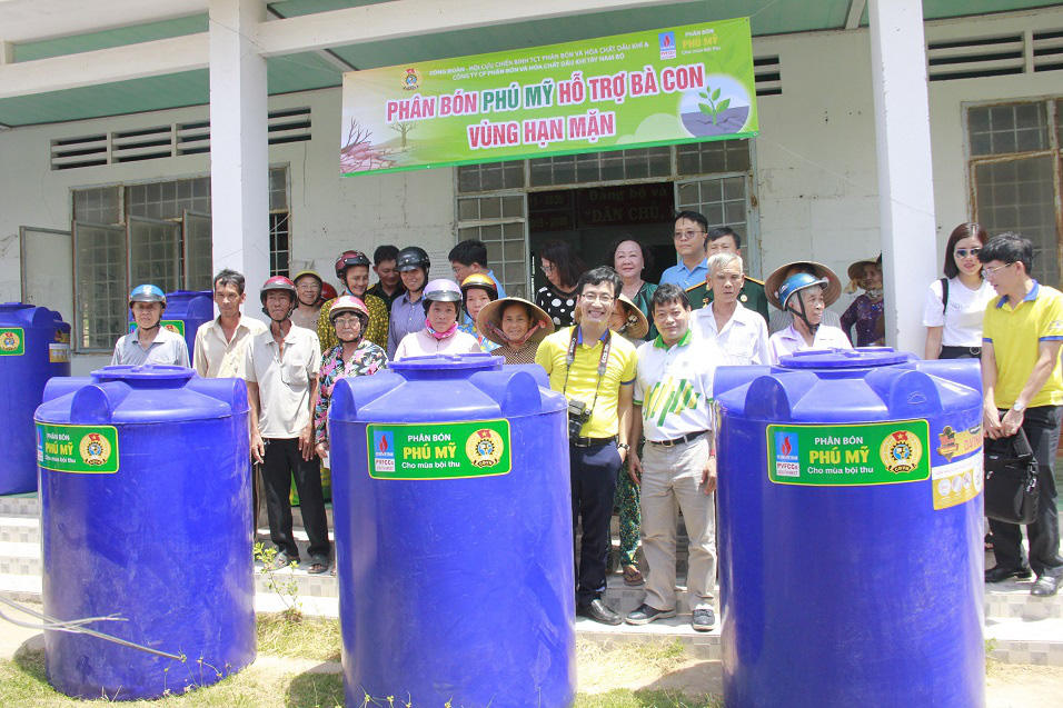 Công đoàn PVFCCo tặng bồn nước cho người dân vùng hạn mặn Bến Tre - Ảnh 1.