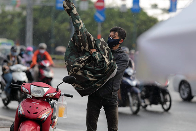 Tiếp tục mưa lớn sau chuỗi ngày nắng rát da, Sài Gòn chính thức bước vào mùa mưa - Ảnh 1.