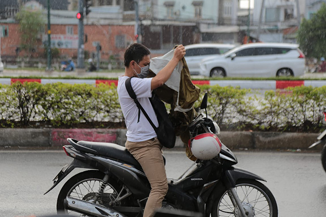 Tiếp tục mưa lớn sau chuỗi ngày nắng rát da, Sài Gòn chính thức bước vào mùa mưa - Ảnh 2.