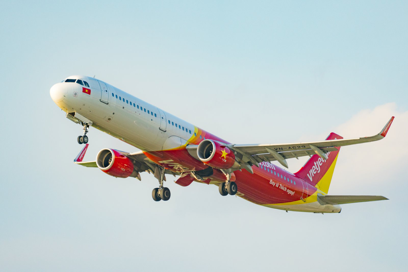 Vượt nắng, vượt gió, phượt Việt Nam cùng những chuyến bay Vietjet - Ảnh 1.