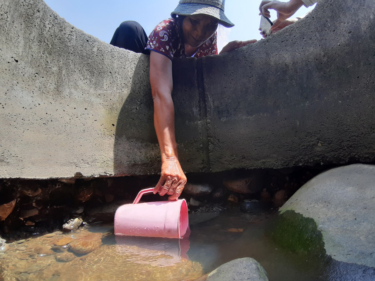 Hạn hán khốc liệt, dân Ninh Thuận mang can nhựa “cõng” nước về nhà - Ảnh 2.