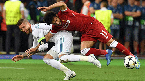 Ramos chủ động chơi xấu với Salah