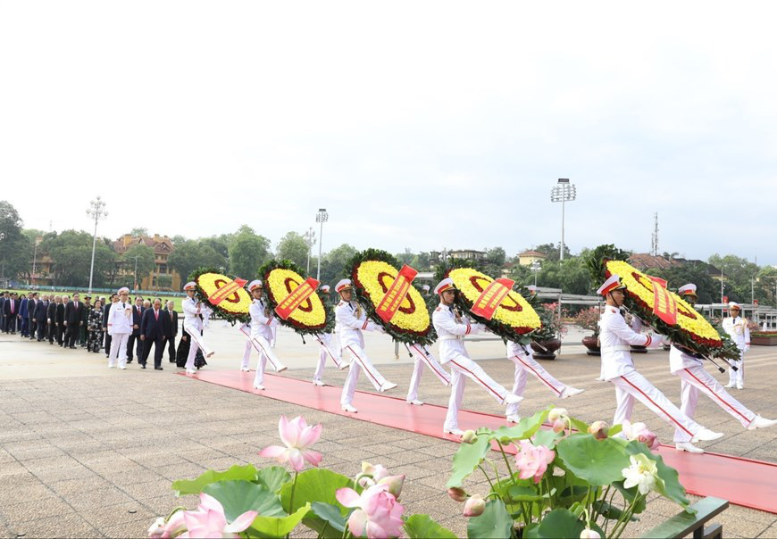 Lãnh đạo Đảng, Nhà nước vào Lăng viếng Chủ tịch Hồ Chí Minh - Ảnh 1.