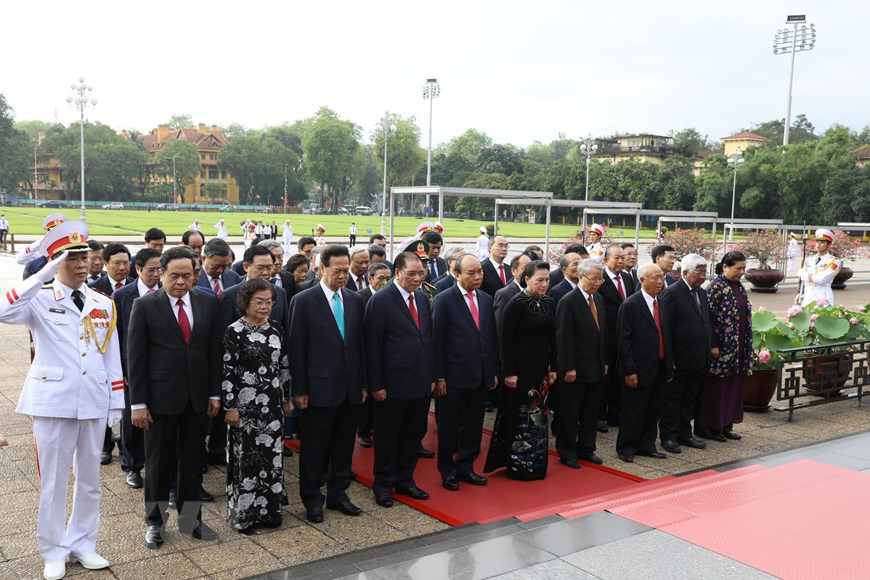 Lãnh đạo Đảng, Nhà nước vào Lăng viếng Chủ tịch Hồ Chí Minh - Ảnh 3.