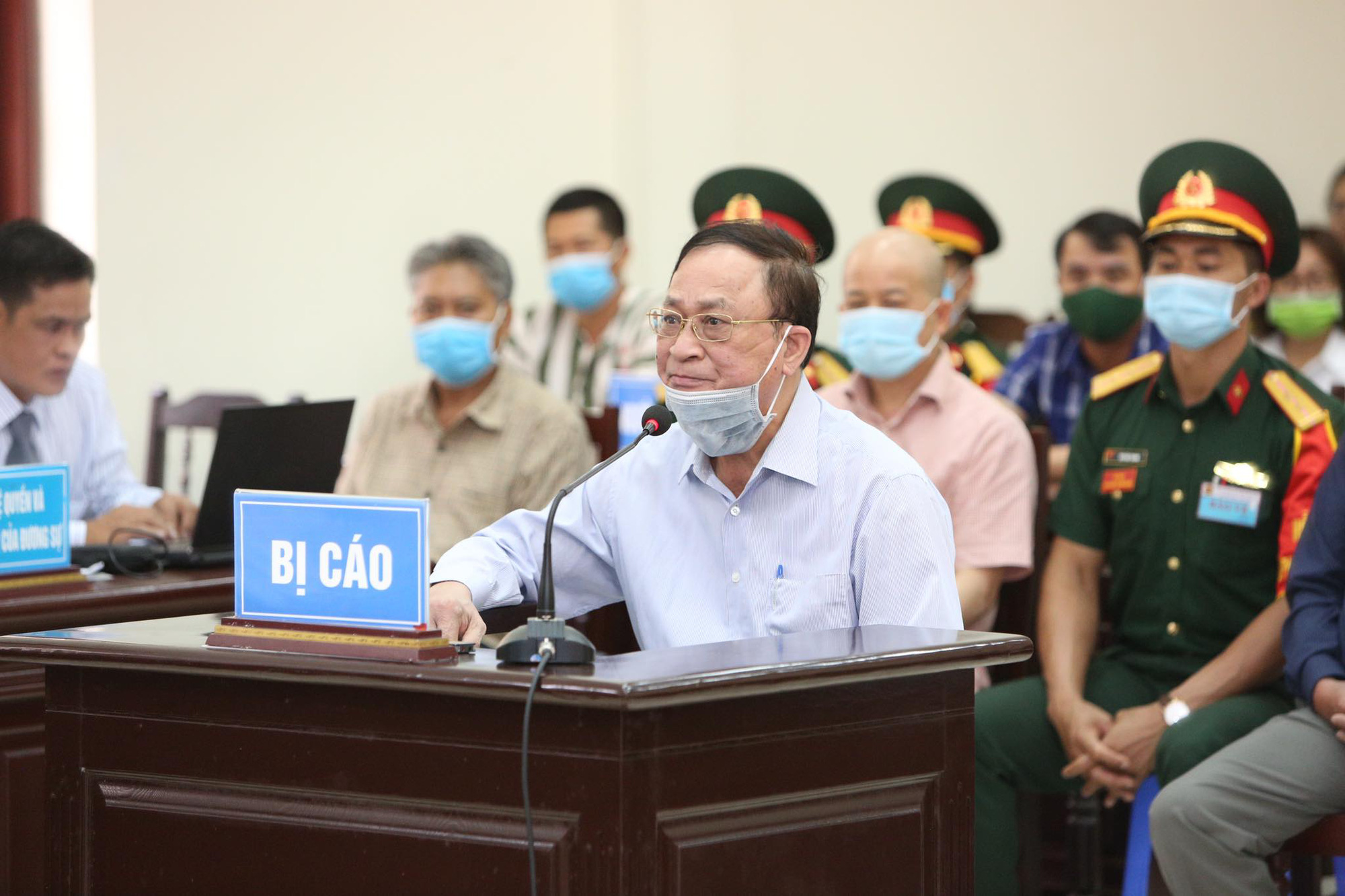 Cựu Thứ trưởng Bộ Quốc phòng Nguyễn Văn Hiến sức khỏe yếu được ngồi khai báo - Ảnh 1.