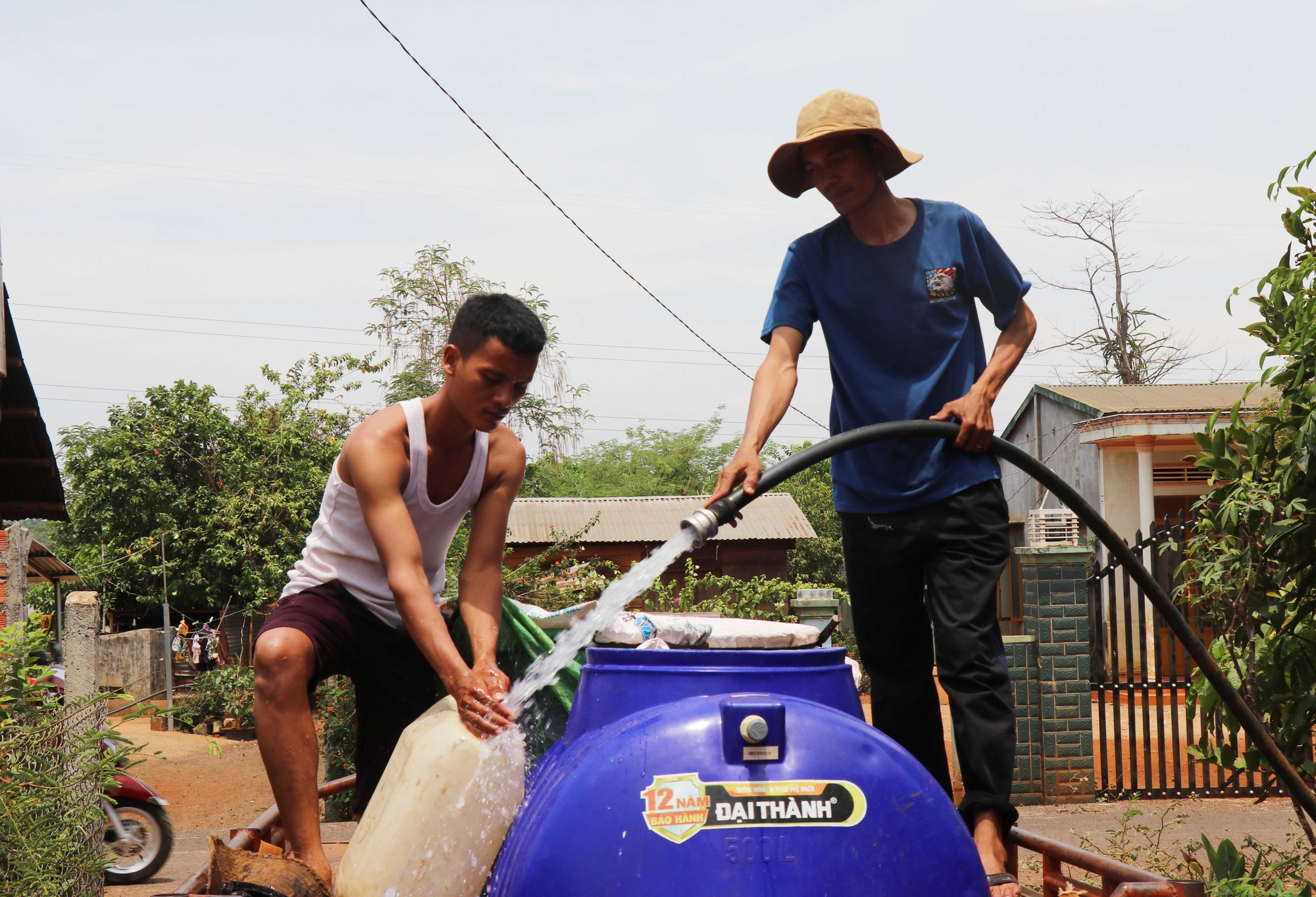 Đắk Lắk: Hàng ngàn hộ dân thiếu nước sinh hoạt - Ảnh 1.
