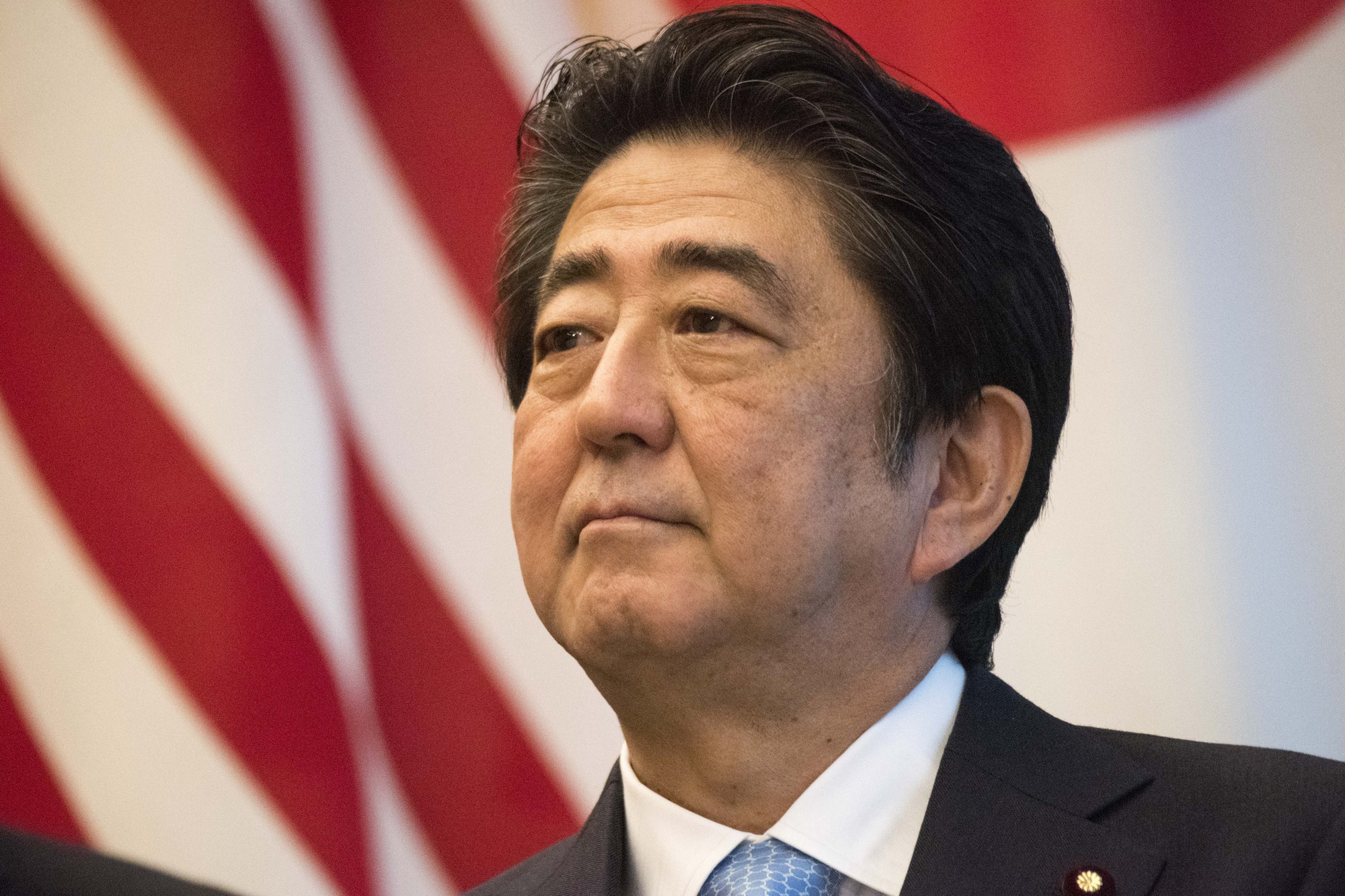 Chứng khoán Nhật Bản &quot;điêu đứng&quot; sau tin Thủ tướng Shinzo Abe từ chức - Ảnh 1.