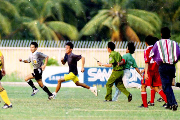 Đường dây hối lộ trọng tài rúng động bóng đá Việt Nam: 14 &quot;vua&quot; dính chàm - Ảnh 1.