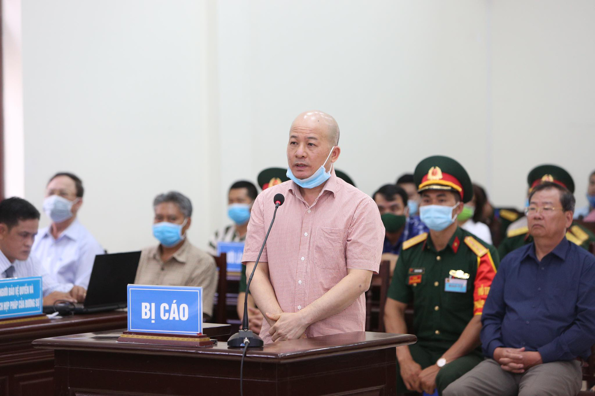 Cựu Thứ trưởng Bộ Quốc phòng Nguyễn Văn Hiến sức khỏe yếu được ngồi khai báo - Ảnh 2.