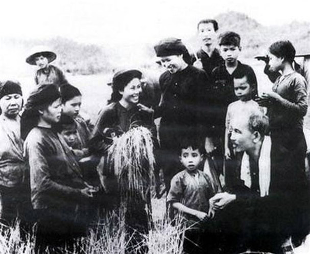 Bác Hồ - Người suốt đời gắn bó với nông dân Việt Nam - Ảnh 1.