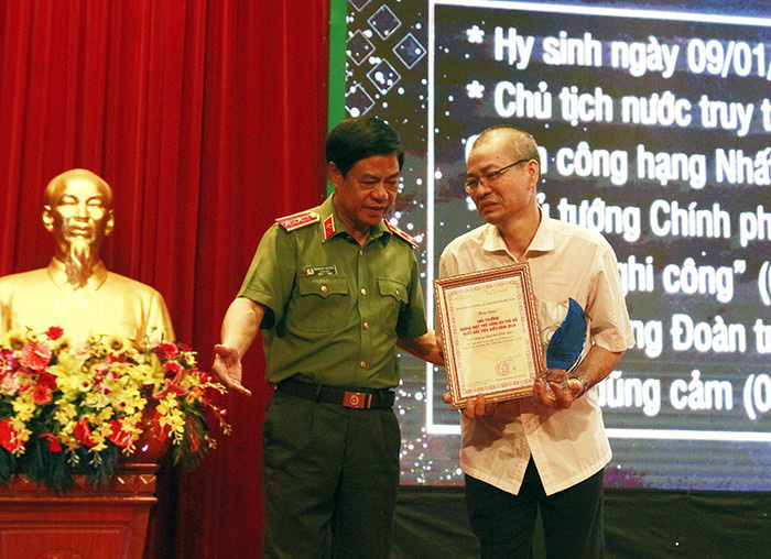 Tại lễ tuyên giương, ông Phạm Công Lâm - bố của Liệt sĩ, Đại úy Phạm Công Huy đã nhận giải thưởng thay con trai đã hi sinh.