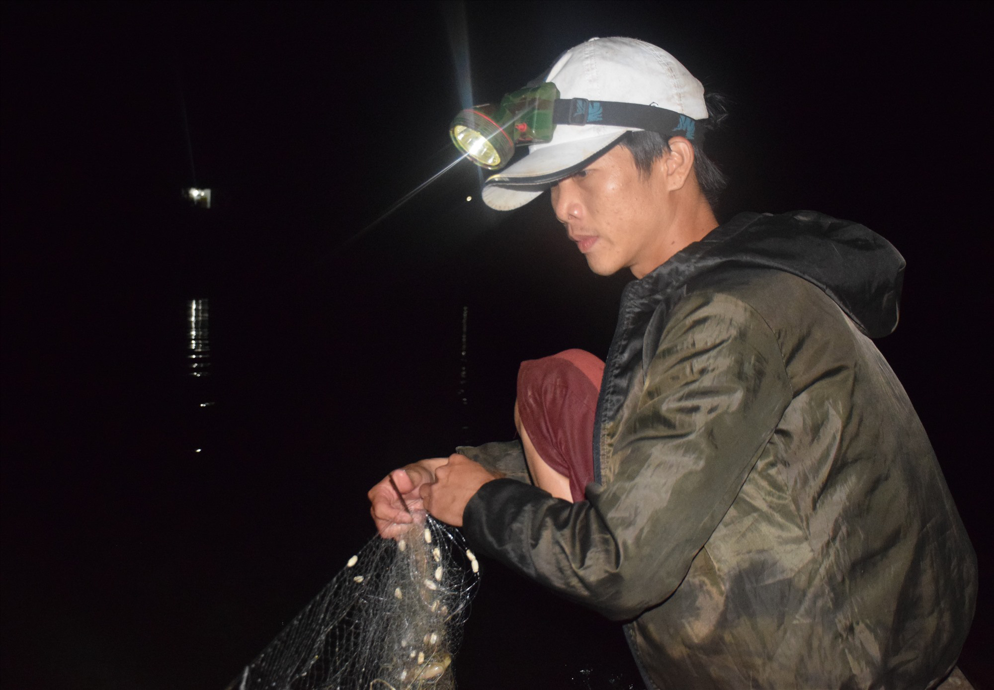 Săn cá bống ở hồ Phú Ninh - Ảnh 2.
