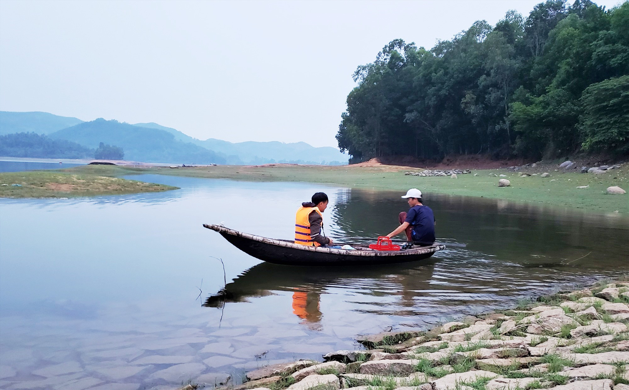 Săn cá bống ở hồ Phú Ninh - Ảnh 1.