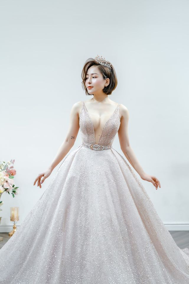 Chia sẻ với hơn 89 mặc váy ảnh váy cưới tuyệt vời nhất - cdgdbentre.edu.vn