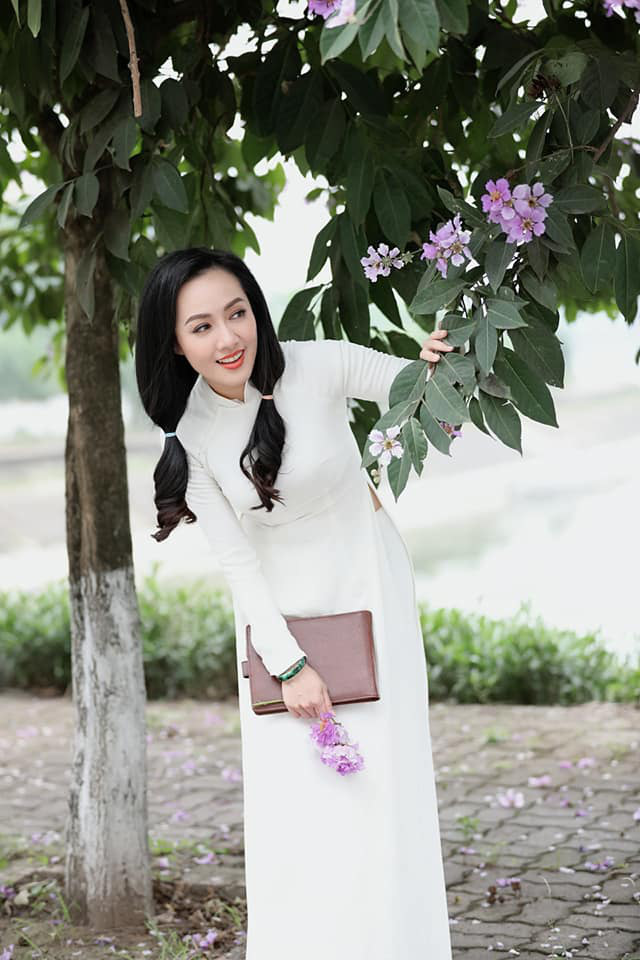 Tuổi 40, BTV Hoài Anh vẫn mặc áo dài trắng đẹp “gây mê” người nhìn - Ảnh 1.
