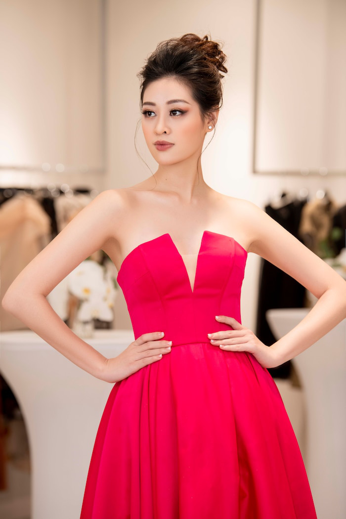 Hoa hậu Khánh Vân mặc váy khoét sâu  - Ảnh 5.