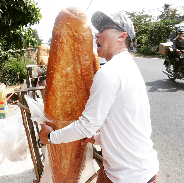 Bánh mì khổng lồ ở An Giang - Ảnh 2.