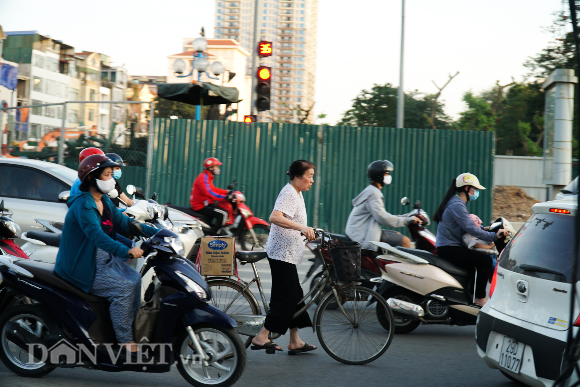 Người dân chật vật di chuyển qua nút giao đang thi công đường vành đai 2,5 - Ảnh 12.