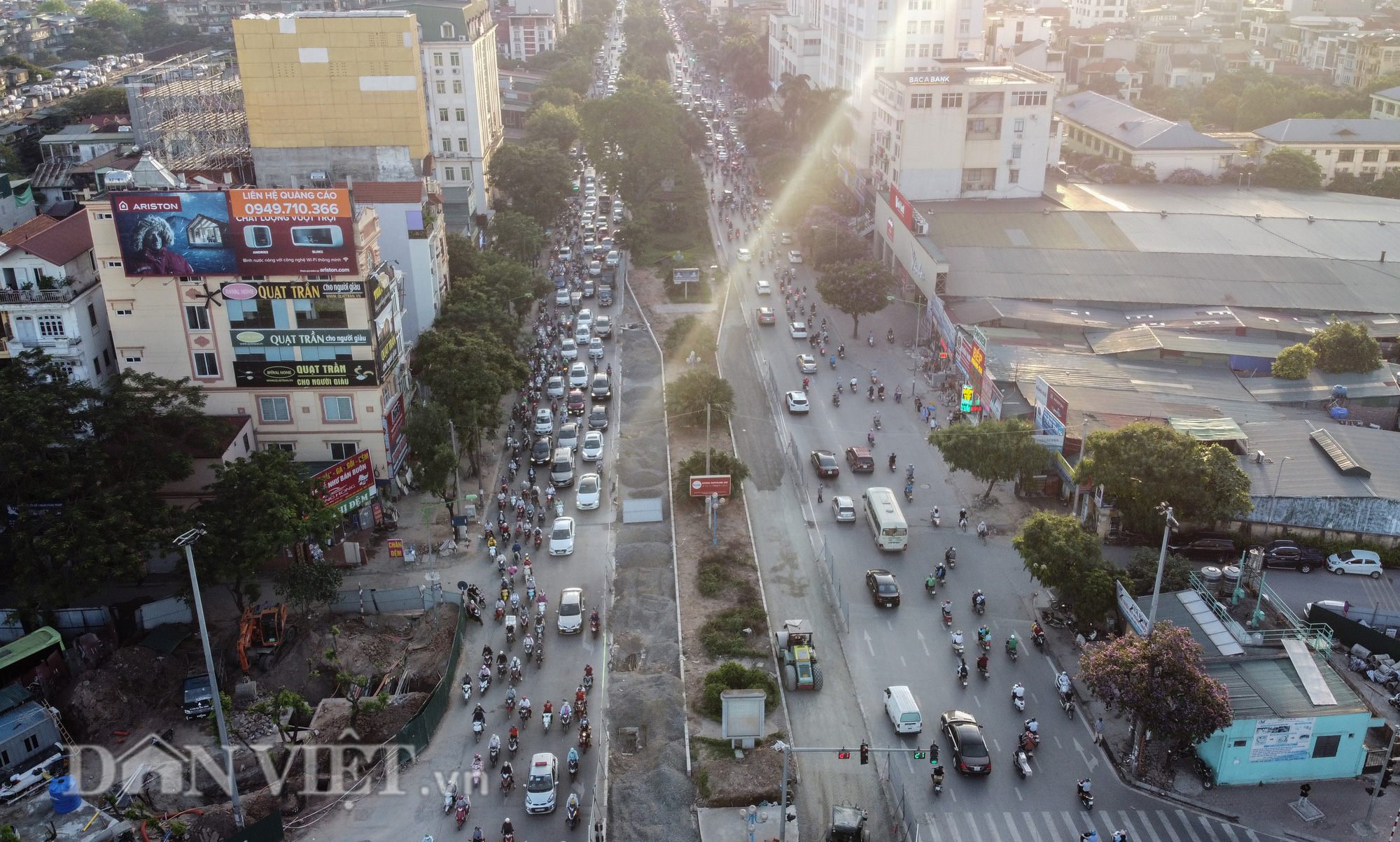 Người dân chật vật di chuyển qua nút giao đang thi công đường vành đai 2,5 - Ảnh 1.