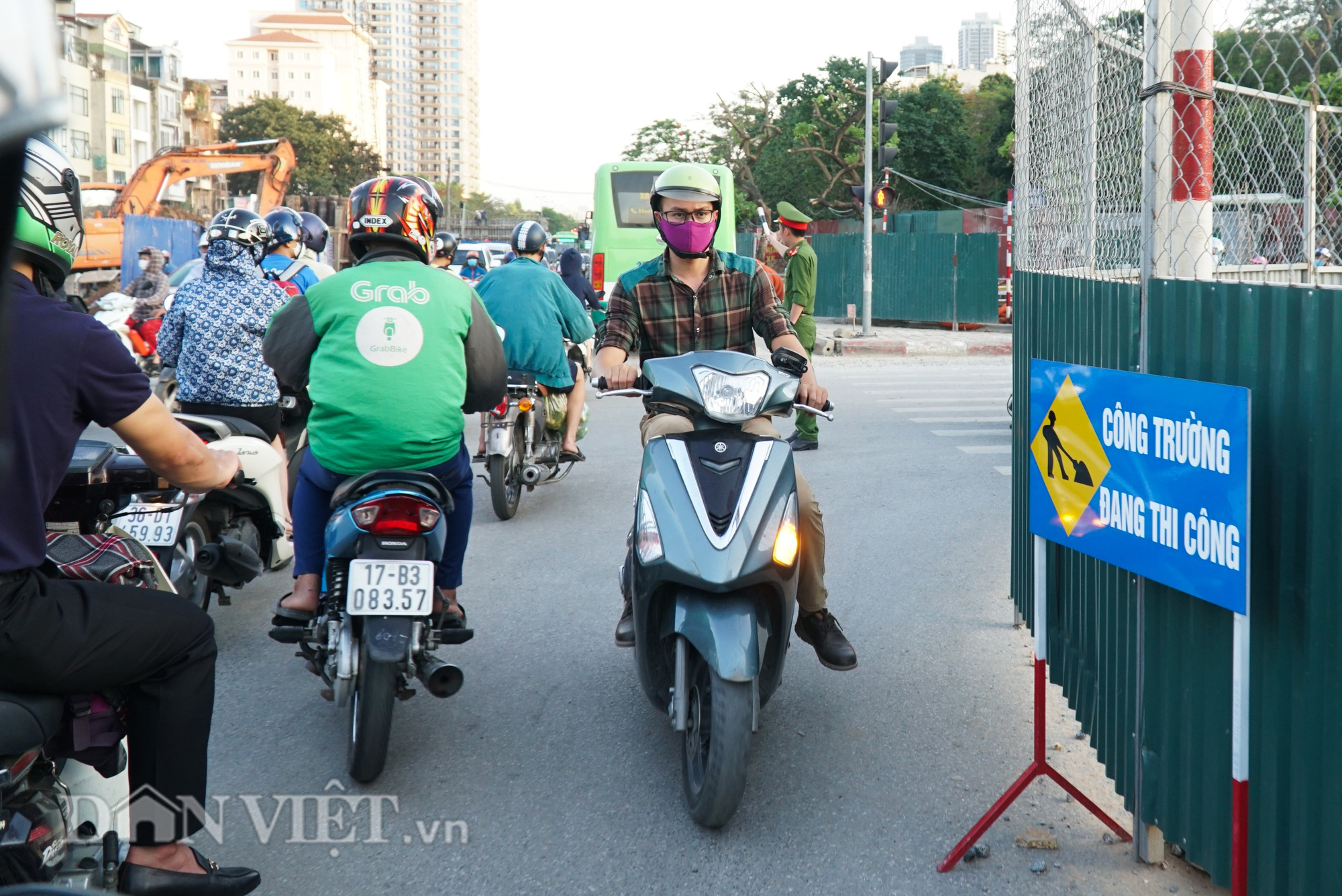 Người dân chật vật di chuyển qua nút giao đang thi công đường vành đai 2,5 - Ảnh 7.