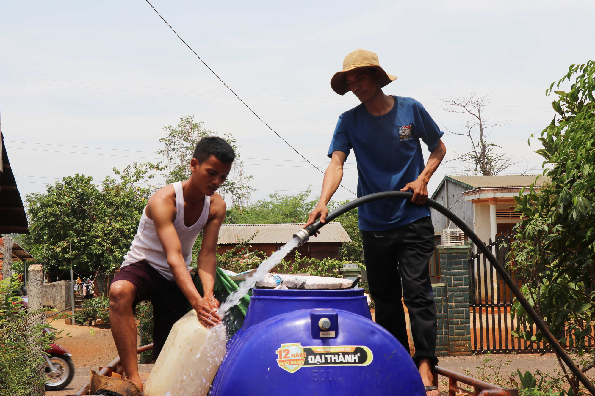 Người dân &quot;chạy nước từng bữa&quot; - Ảnh 1.